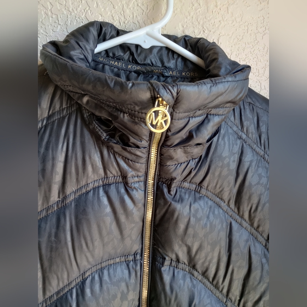 MICHEAL KORS women's black puffer jacket with gold zipper - Picture 5 of 6
